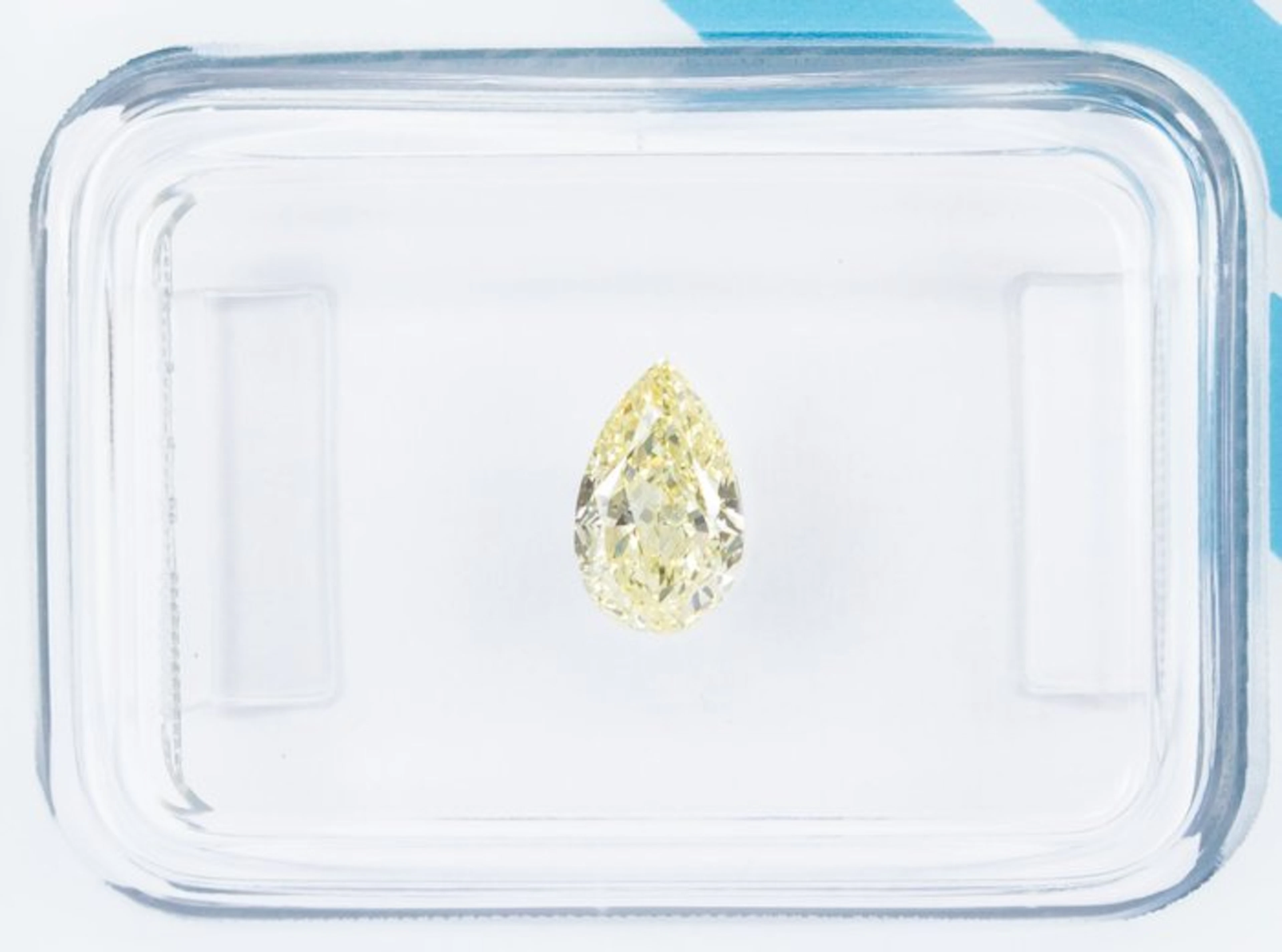 No reserve price - 1 pcs Diamond (Natural coloured)...