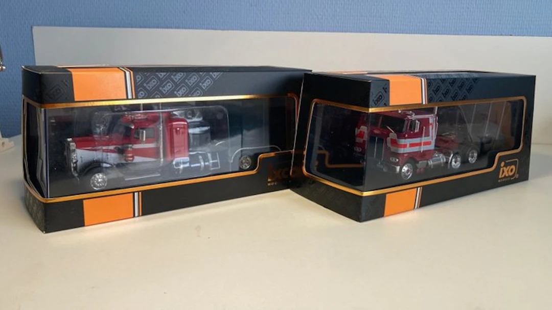 IXO 1:43 - Model car (2) - 1952 Peterbilt 350 / 1979 Peterbilt 352 Pacemaker
