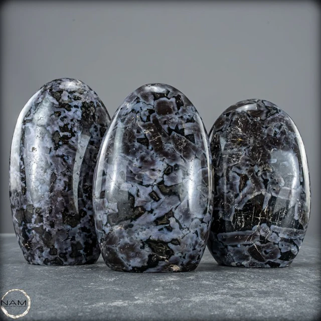 Exceptional Merlinit freeform set – Three unique natural...