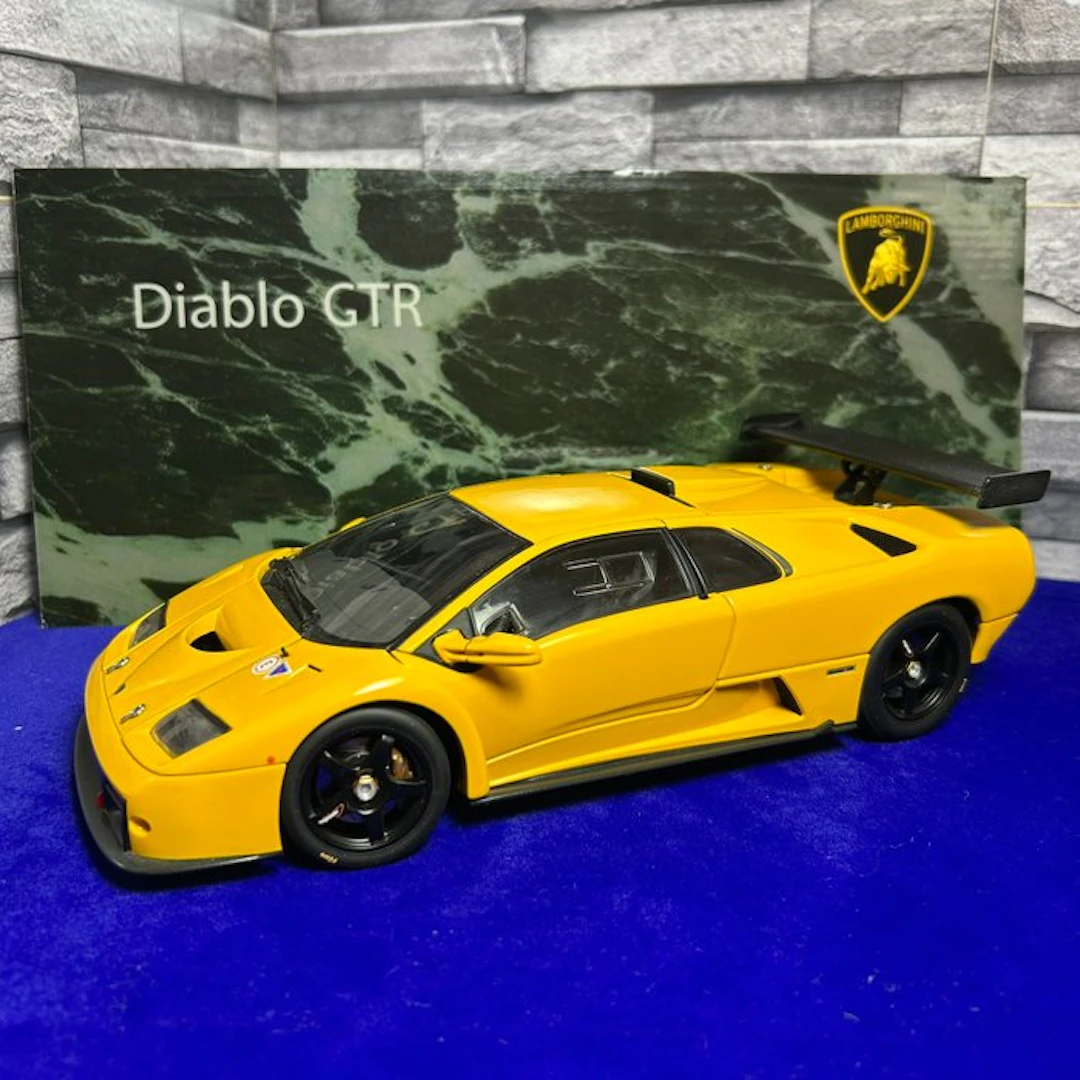 Autoart 1:18 - Model car - AUTOart Performance 1:18...