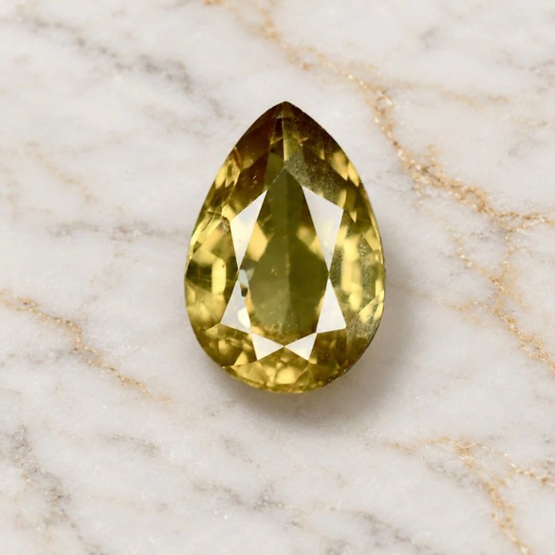 Yellow Sapphire - 2.36 ct - International Gemological Institute (IGI)