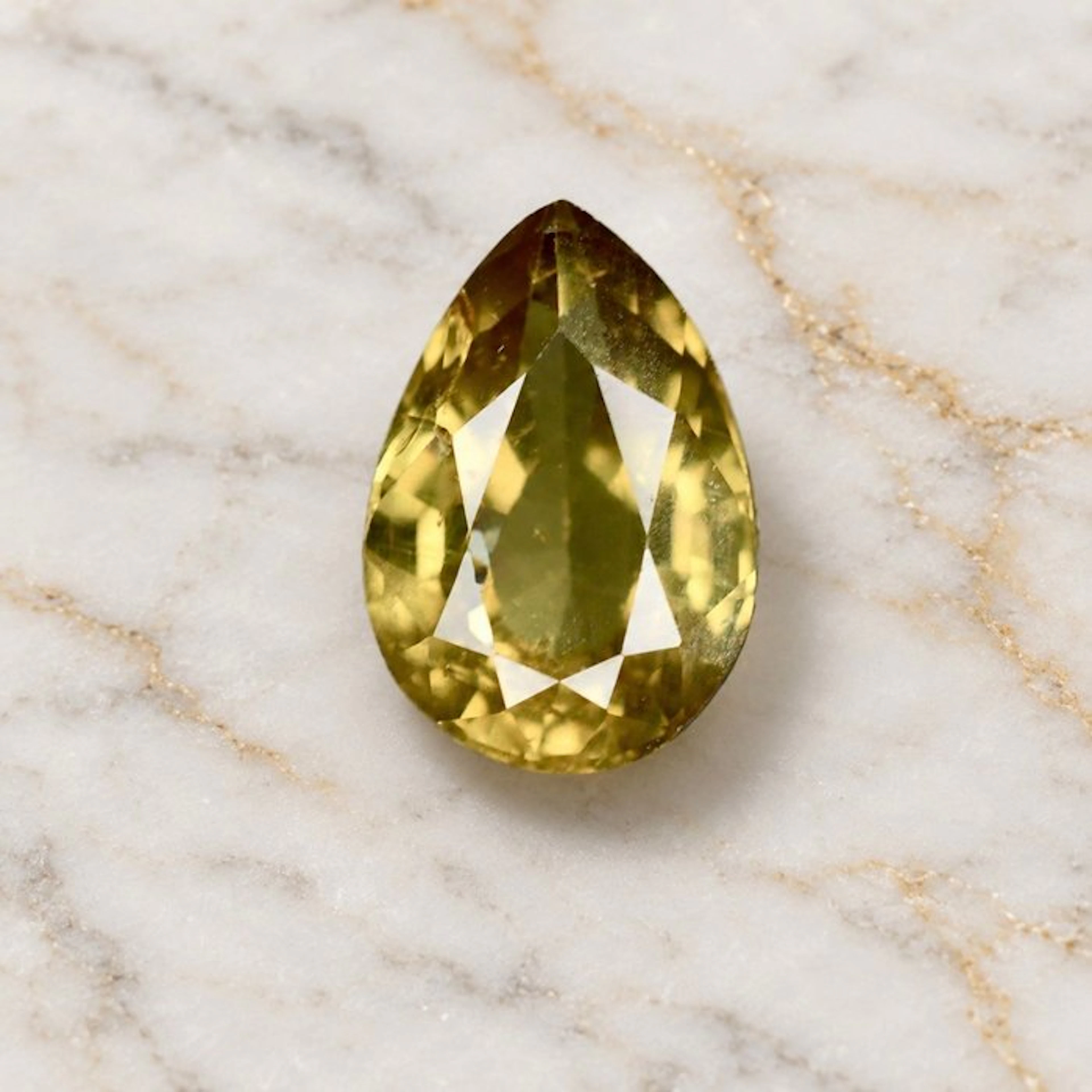 Yellow Sapphire - 2.36 ct - International Gemological Institute (IGI)
