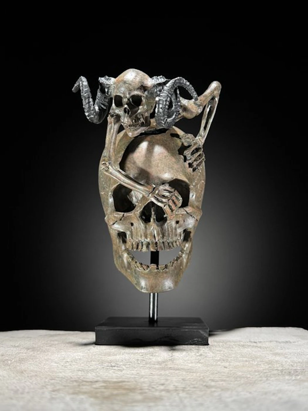 Statue, NO RESERVE PRICE - Human Skull Devil Skeleton on...