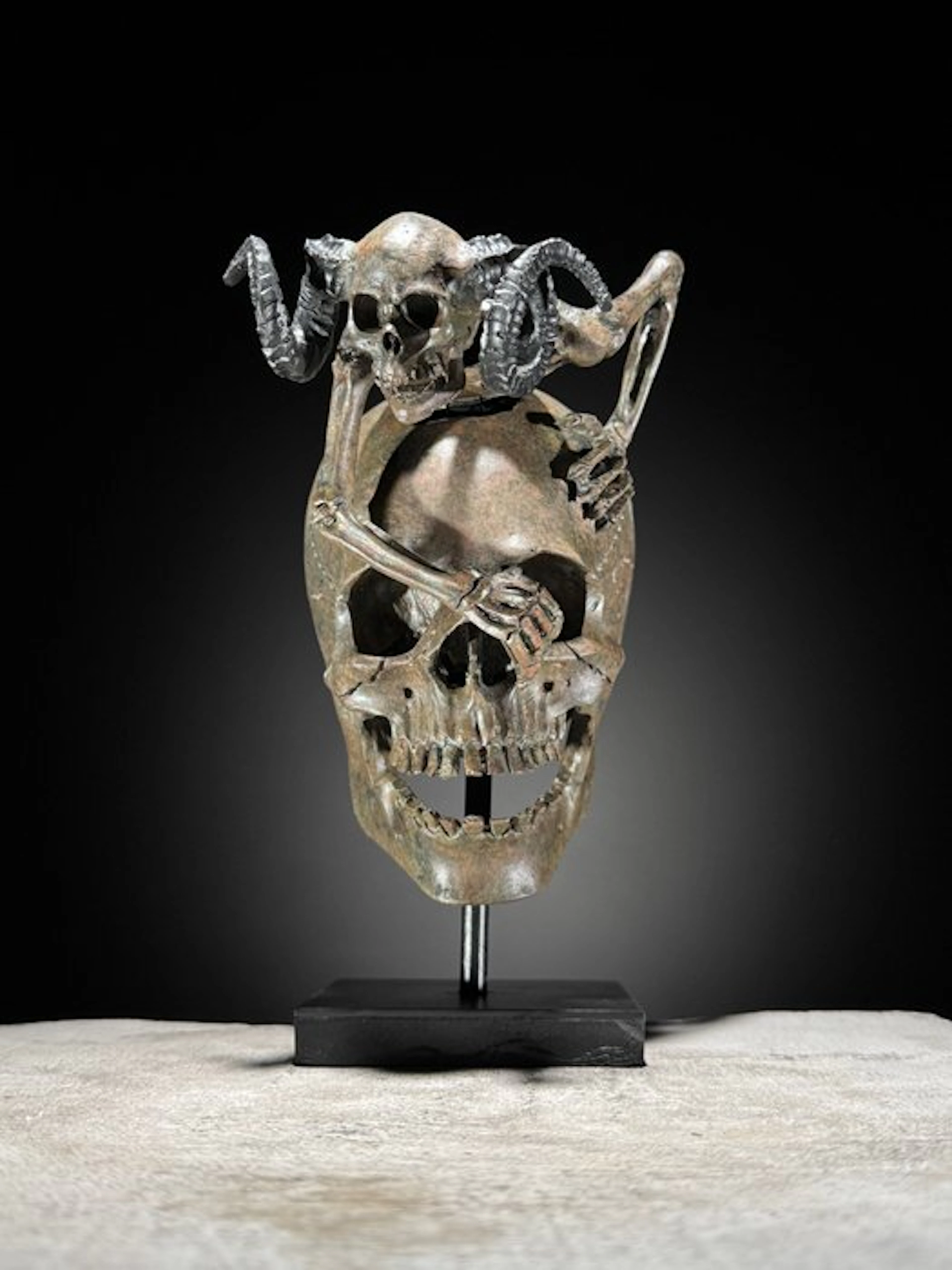 Statue, NO RESERVE PRICE - Human Skull Devil Skeleton on...