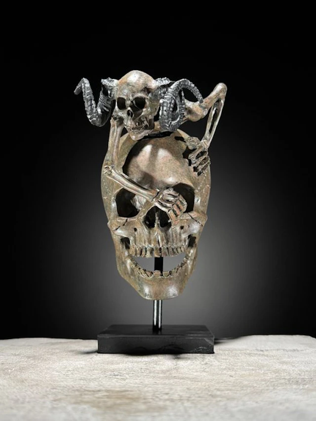 Statue, NO RESERVE PRICE - Human Skull Devil Skeleton on...