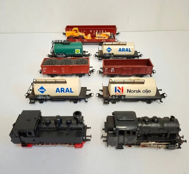 Märklin H0 - Train set (10) - 2x steam locomotives with 8 wagons - DB, KLVM