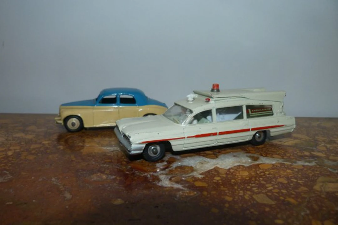 Dinky Toys 1:43 - Model car (2) - Ambulance break et Rover 75 berline miniature