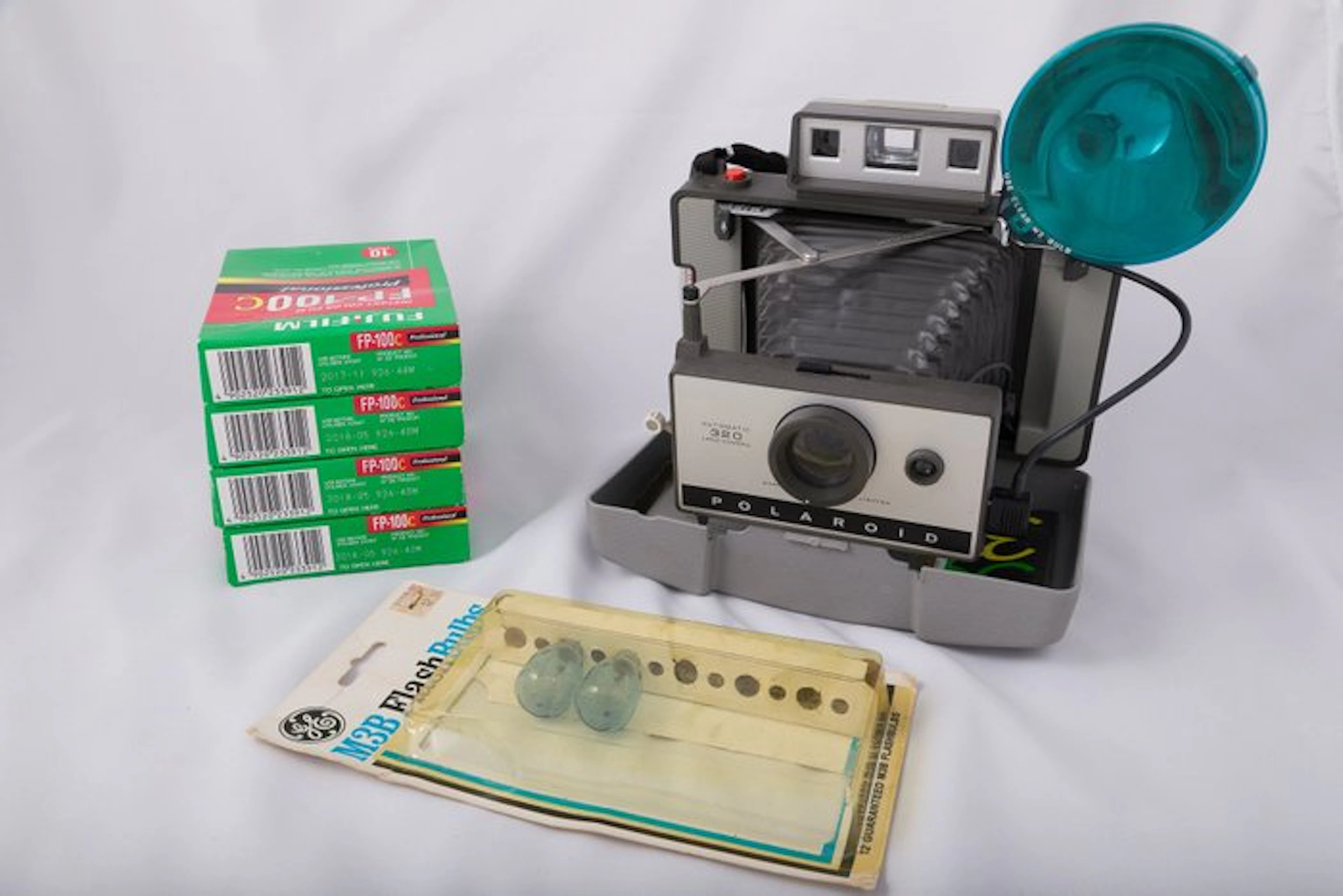 Polaroid, Fujifilm Automatic 320 Land Camera + 4x FP-100C Instant camera
