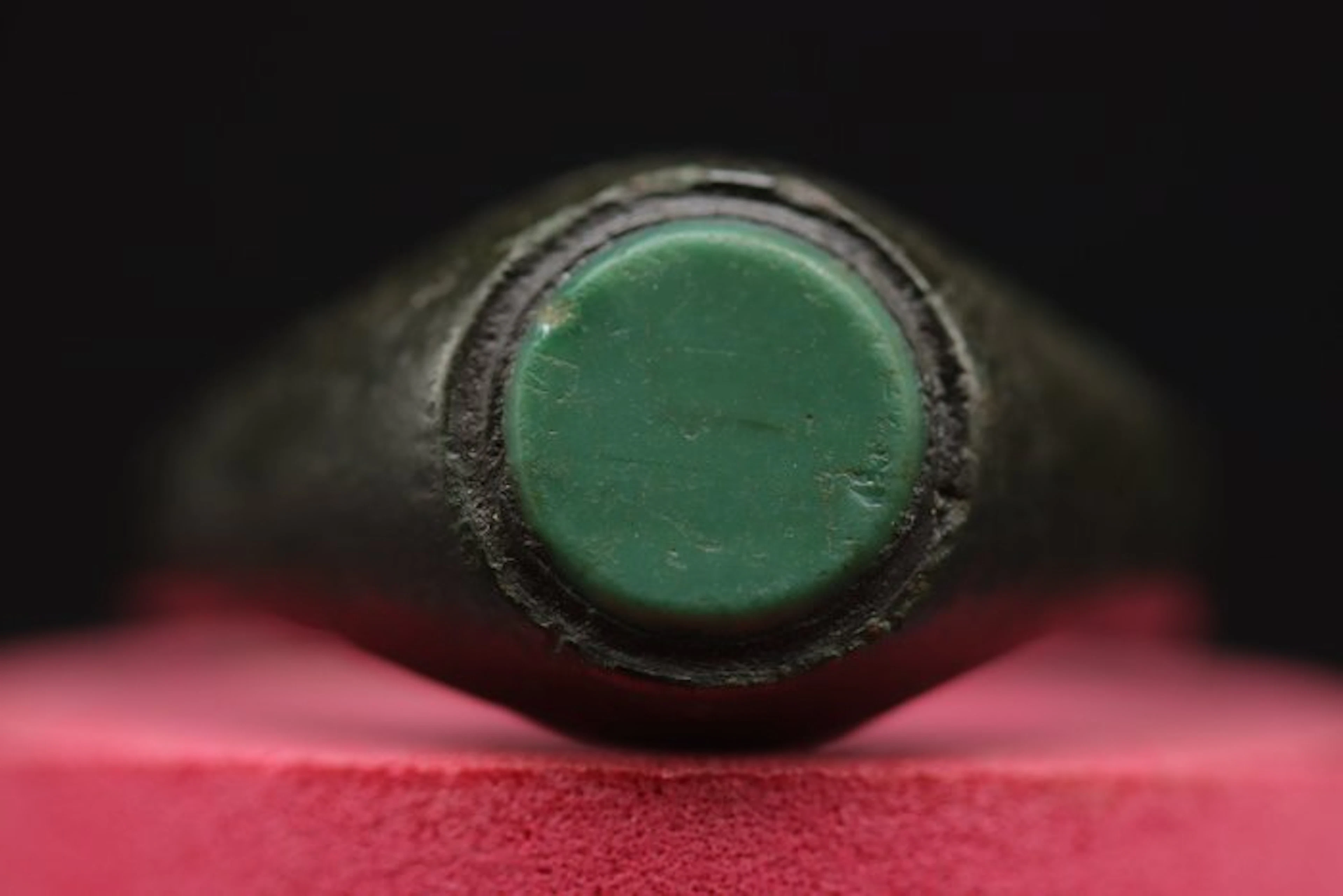 Post-medieval - Green Stone Decorated Bronze Ring - 2.9 cm (No reserve price)