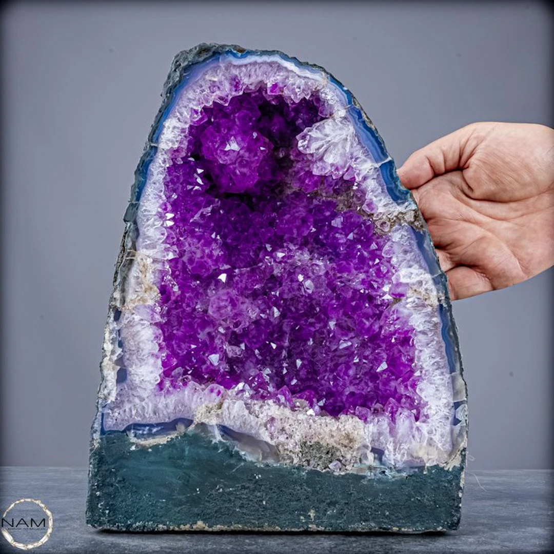 Natural amethyst druzy – an impressive natural work of art full of depth