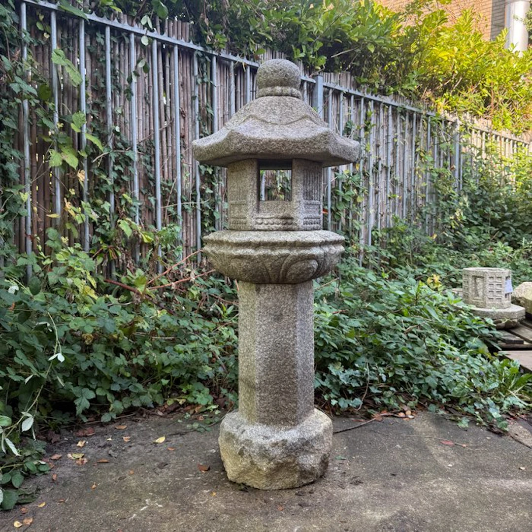 Buried garden lantern 活け込み燈籠 (ikekomi’dôrô) - Rokkaku 六角 (hexoganol) - Stone