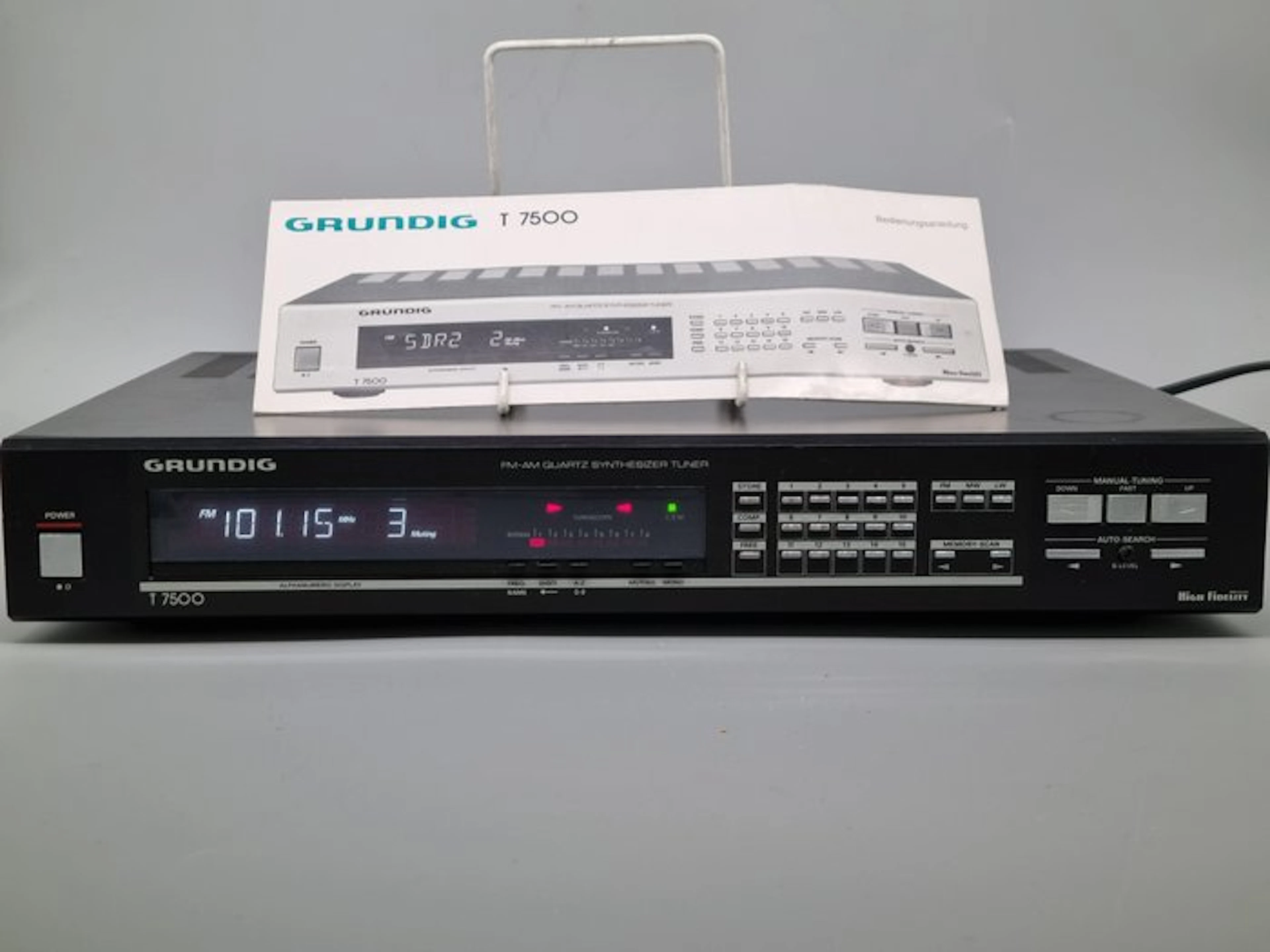Grundig - T 7500 Digital Quartz Synthesizer Stereo Radio Tuner