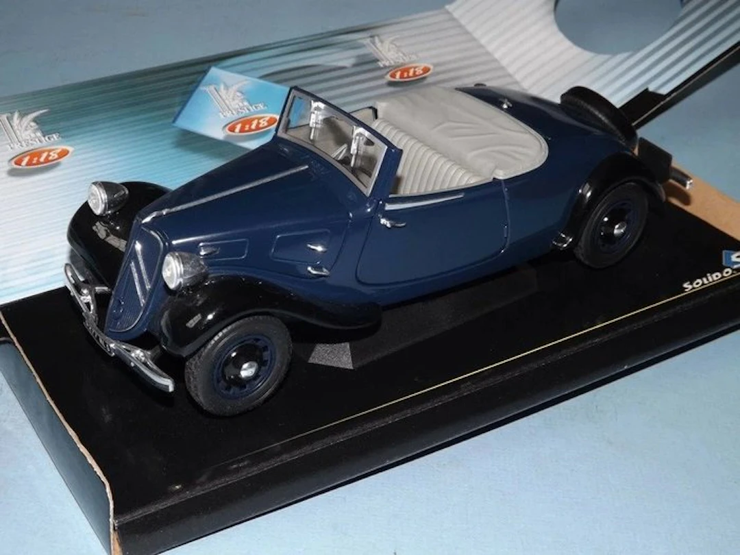 Solido 1:18 - Model car - Citroën Traction 11 CV descapotable