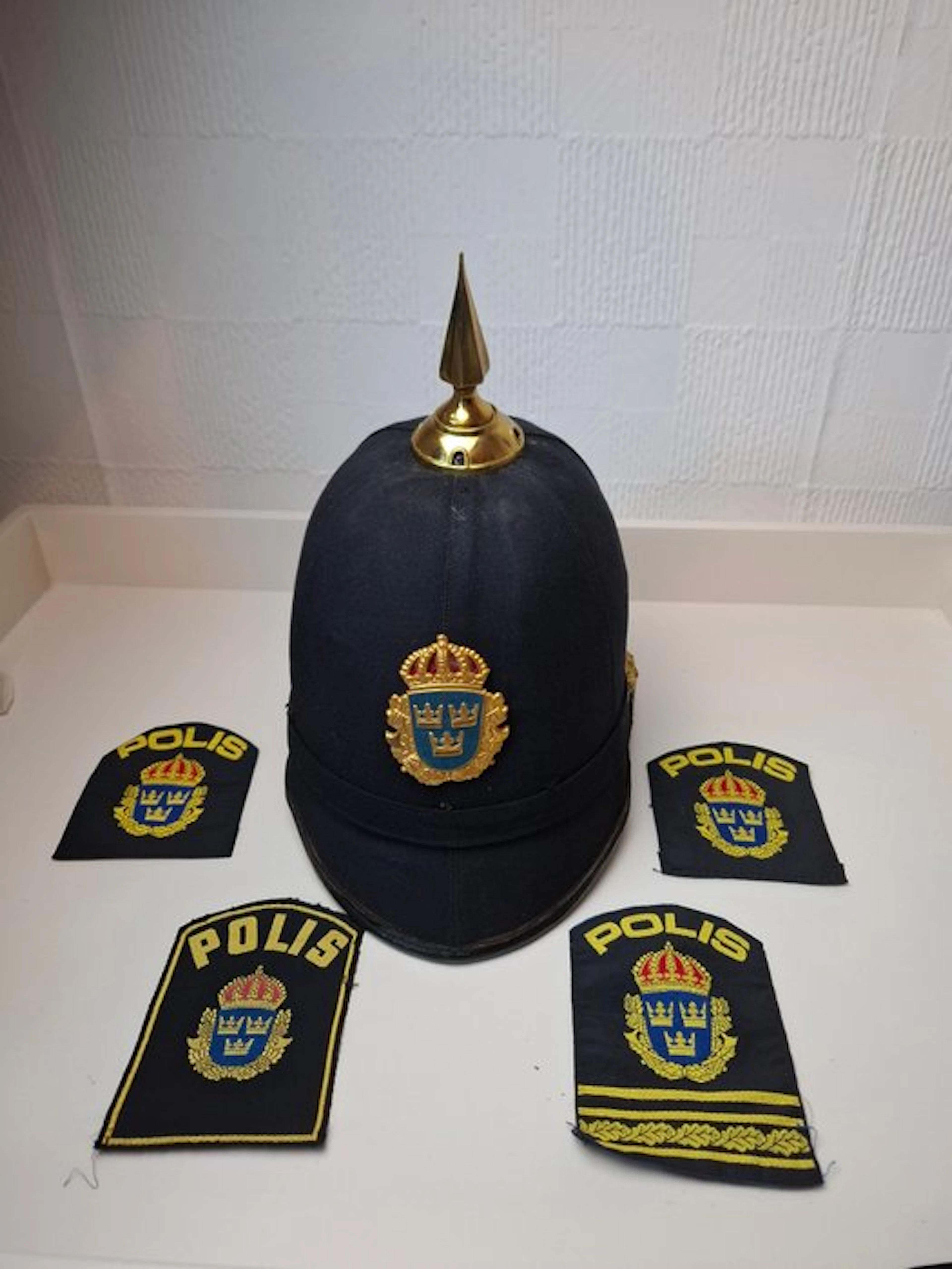 Sweden - Military helmet - Swedish ceremonial police helmet with police emblems