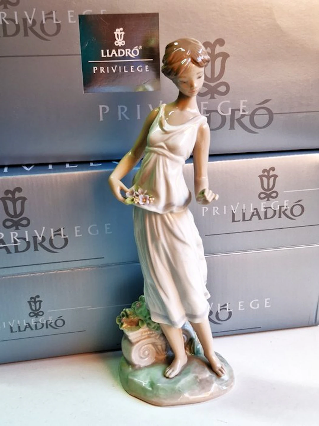 Lladró - Figurine - Lladro Privilege - Figura femenina con flores - Porcelain