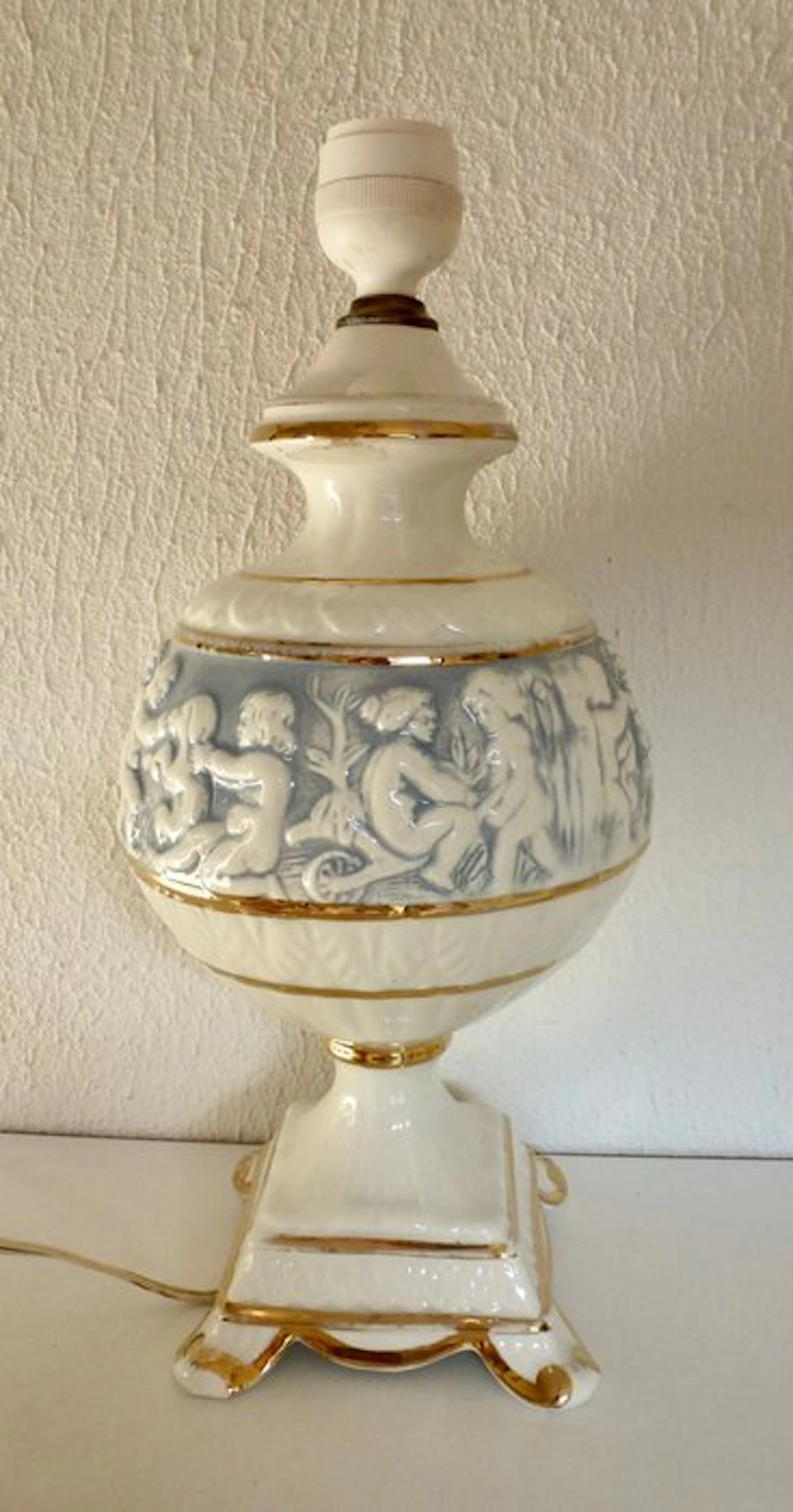 Capodimonte - Table lamp - Porcelain, Glaze - Putti's and Gold Accents