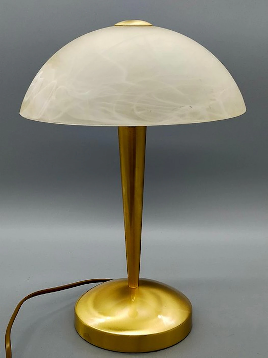 Elegante Messing Tischlampe – Milchglas Schirm Messingfuß - Table lamp - Brass