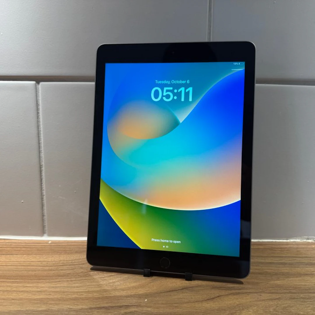 Apple iPad (5th Generation) 128GB Wifi - Mobile phone