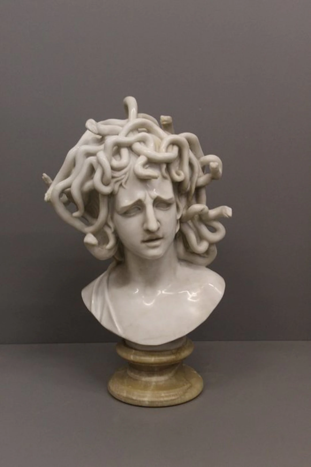 Sculpture, Medusa con serpenti - 68 cm - Marble
