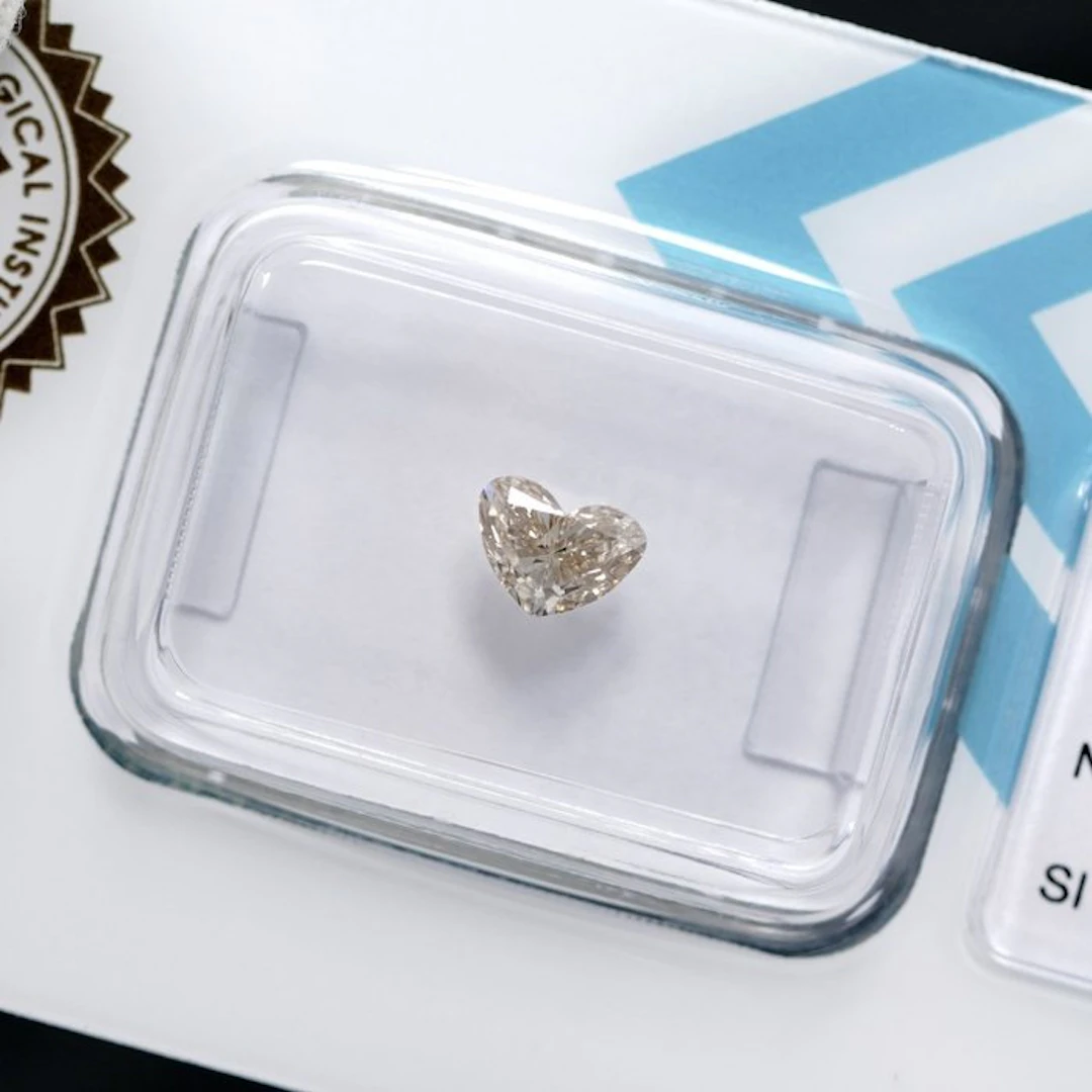 No reserve price - 1 pcs Diamond (Natural coloured)...