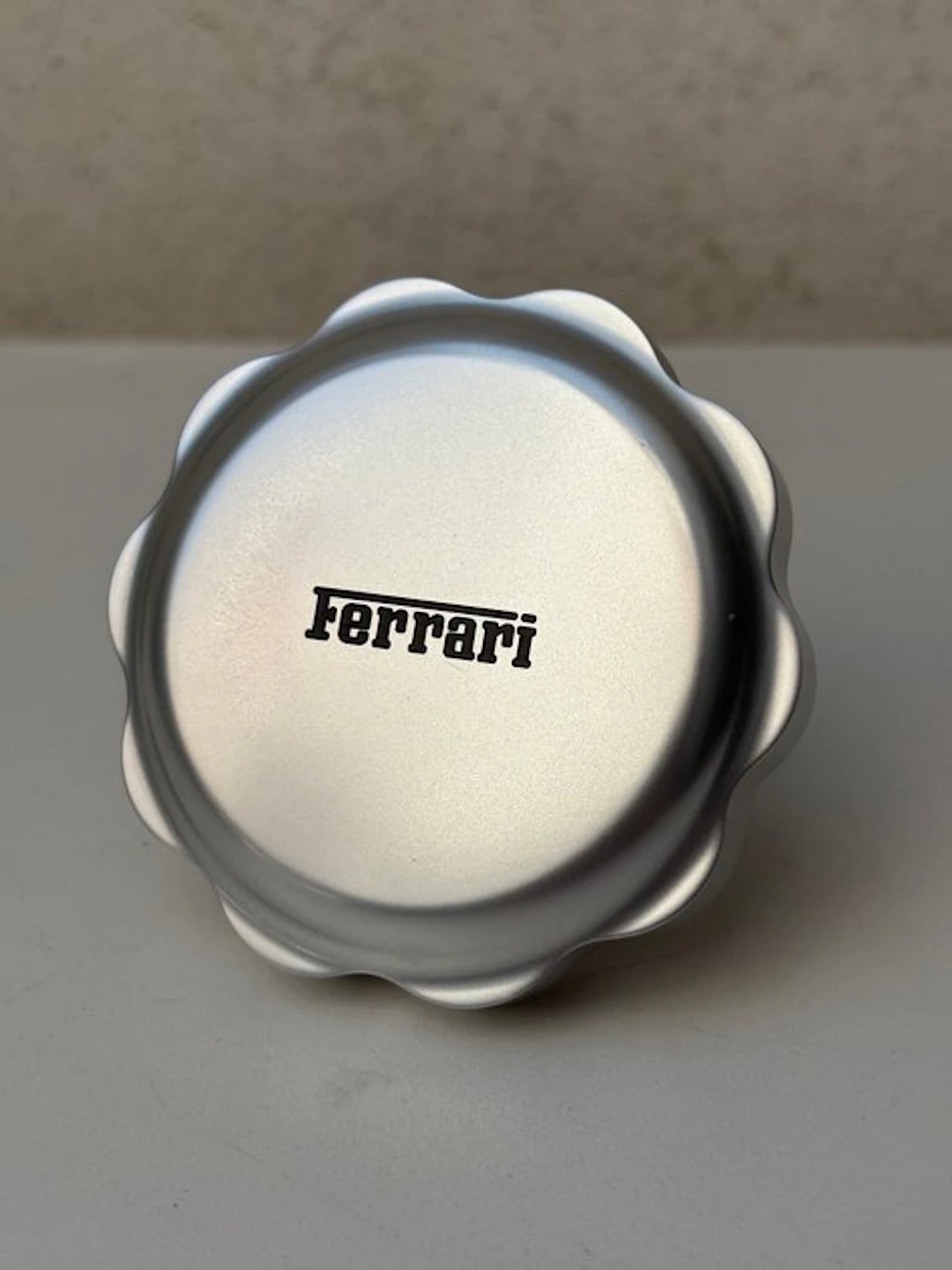 Badge - Ferrari - Nel sistema ufficiale di ricambi della Ferrari