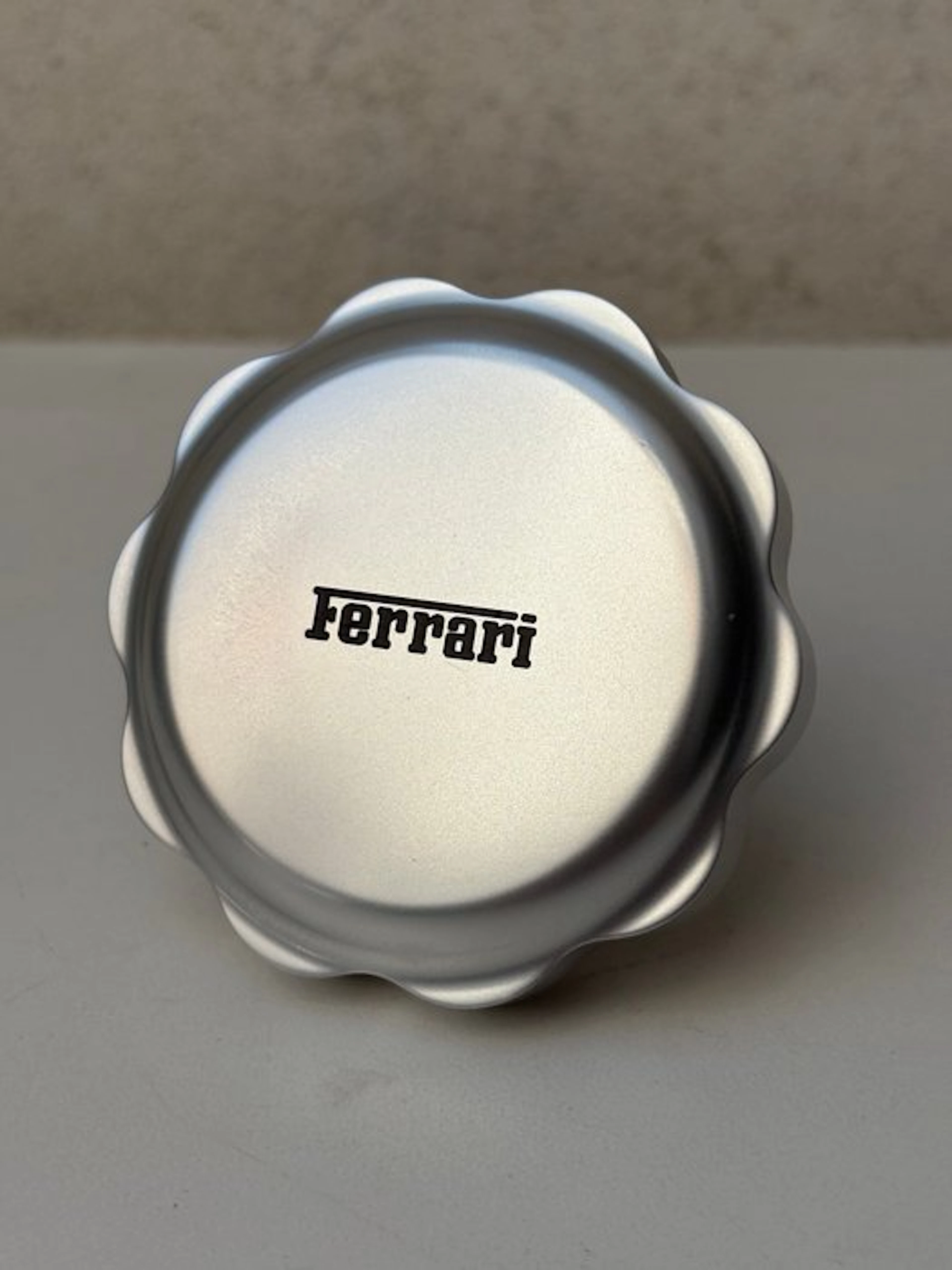 Badge - Ferrari - Nel sistema ufficiale di ricambi della Ferrari