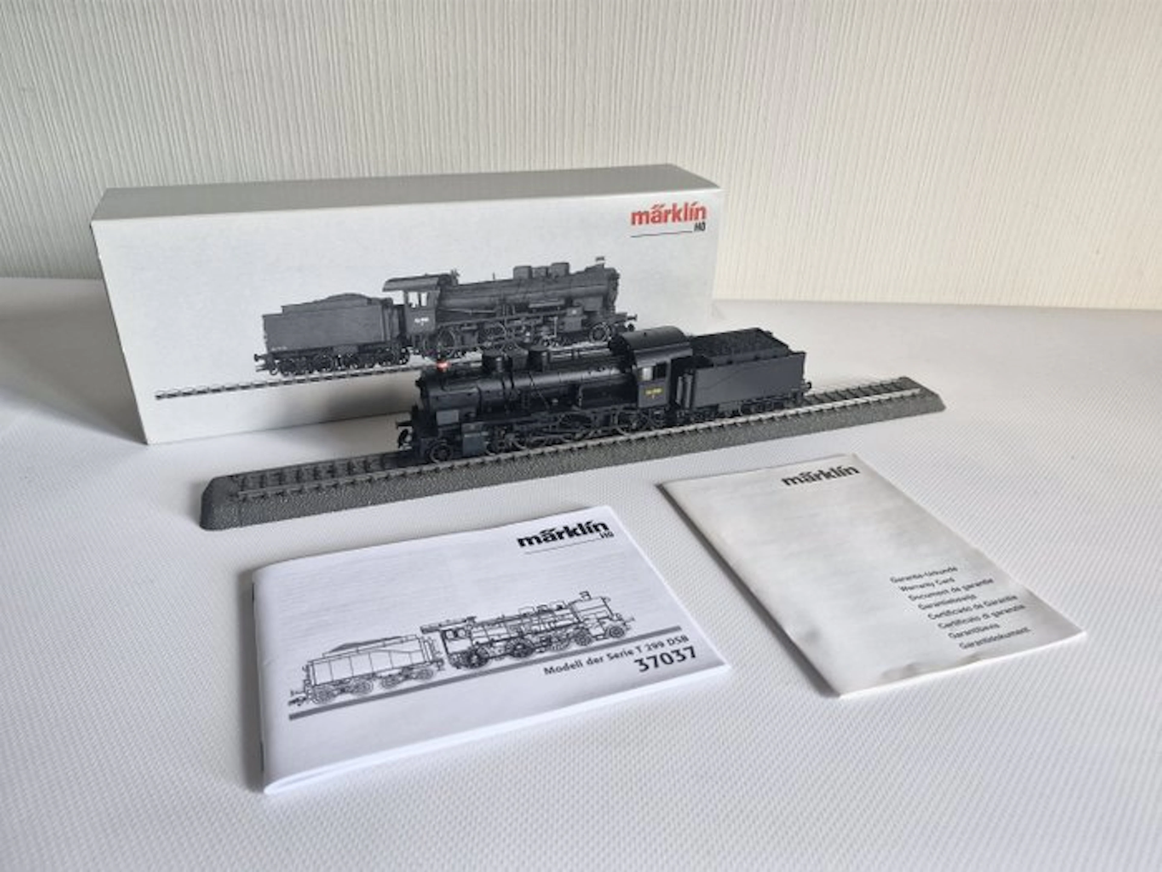Märklin H0 - 37037 - Steam locomotive with tender (1)...