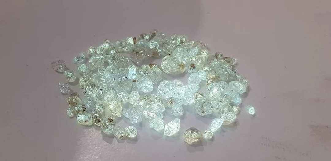 Florescent Rough Petroleum Quartz Crystals- 45 g - (112)