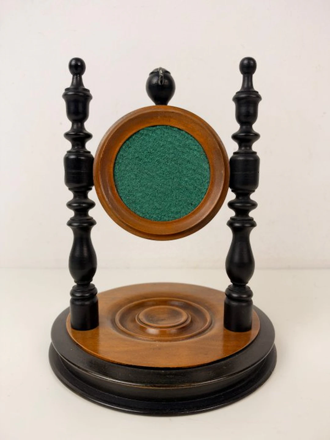 No - Houten zakhorlogehouder – Ca. 1900–1930
