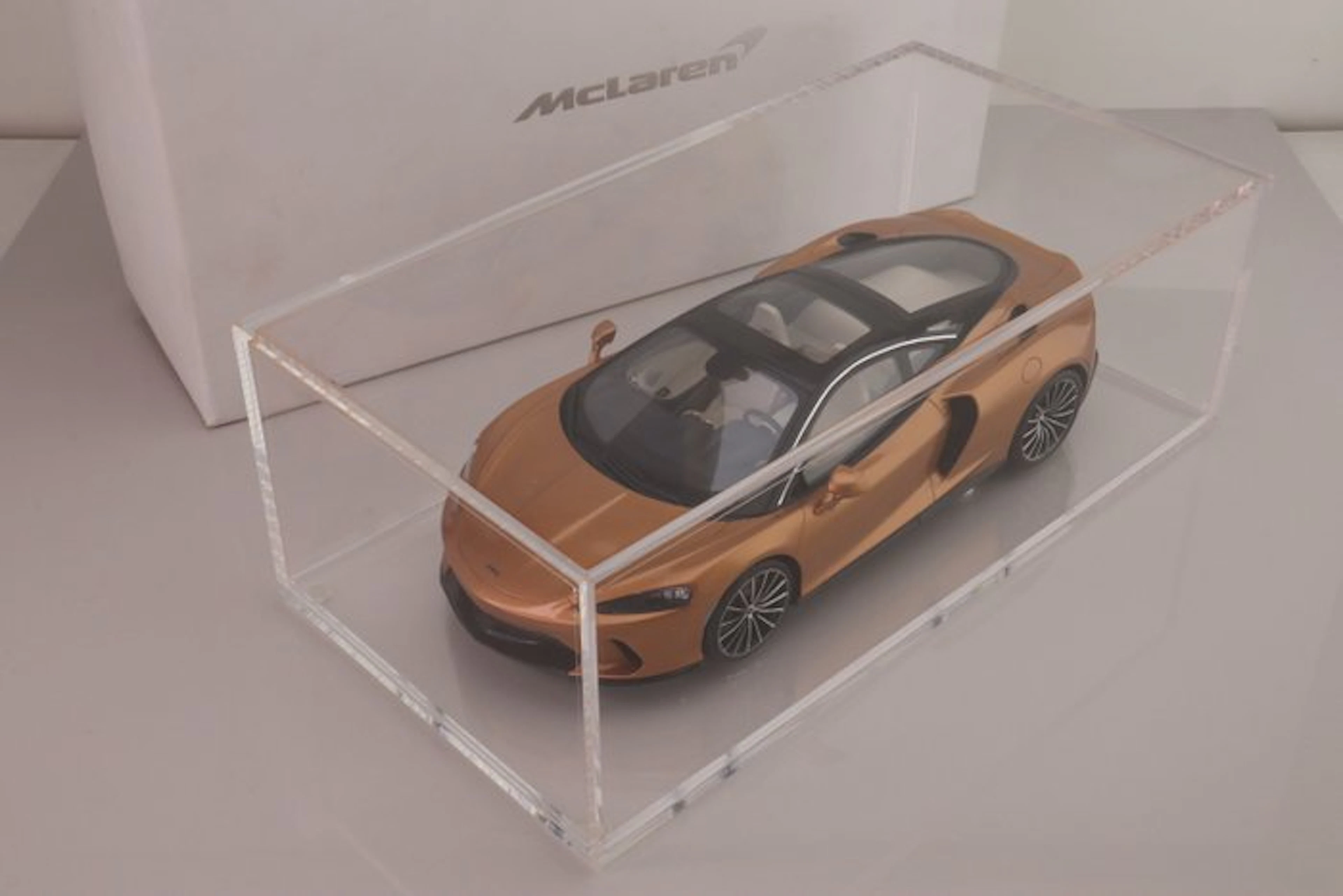 Spark 1:18 - Model sports car - McLaren GT - + Showcase