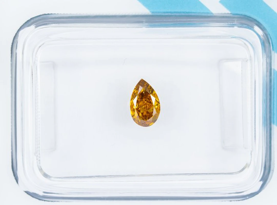 No reserve price - 1 pcs Diamond (Natural coloured)...