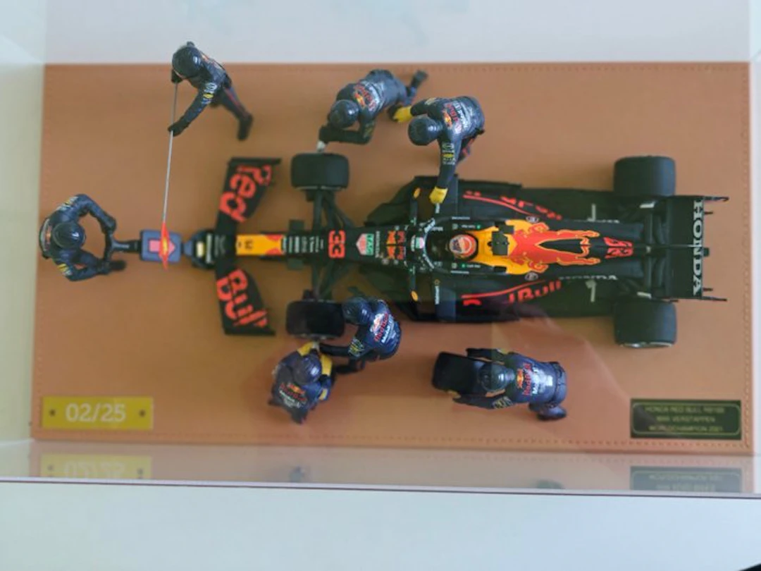 LUXBOX - Diorama HONDA RED BULL RB16B DIORAMA PIT STOP - 2020+ - Italy