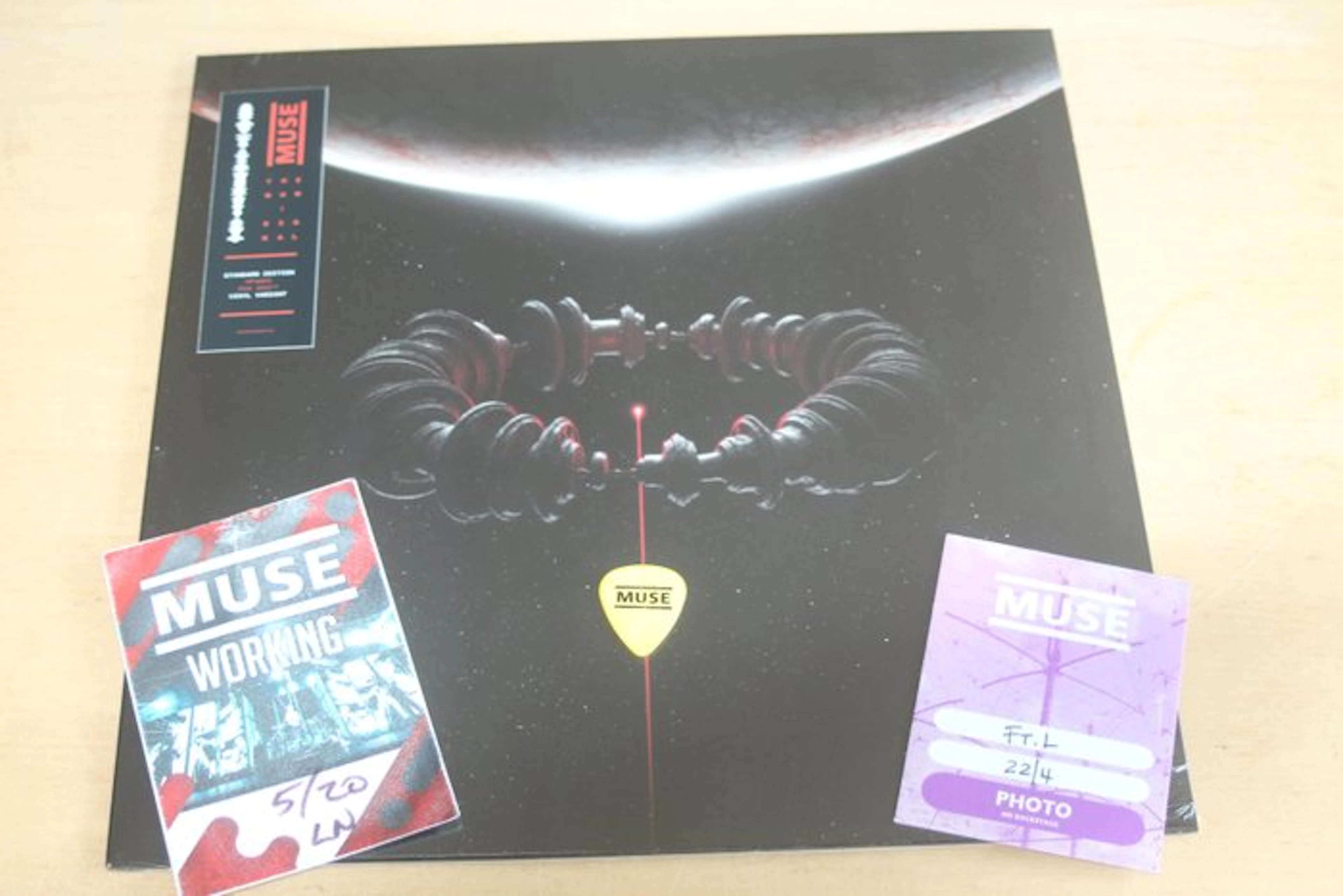 Muse - The Wow! Signal (Opaque Red Vinyl) + Guitar Pick +...