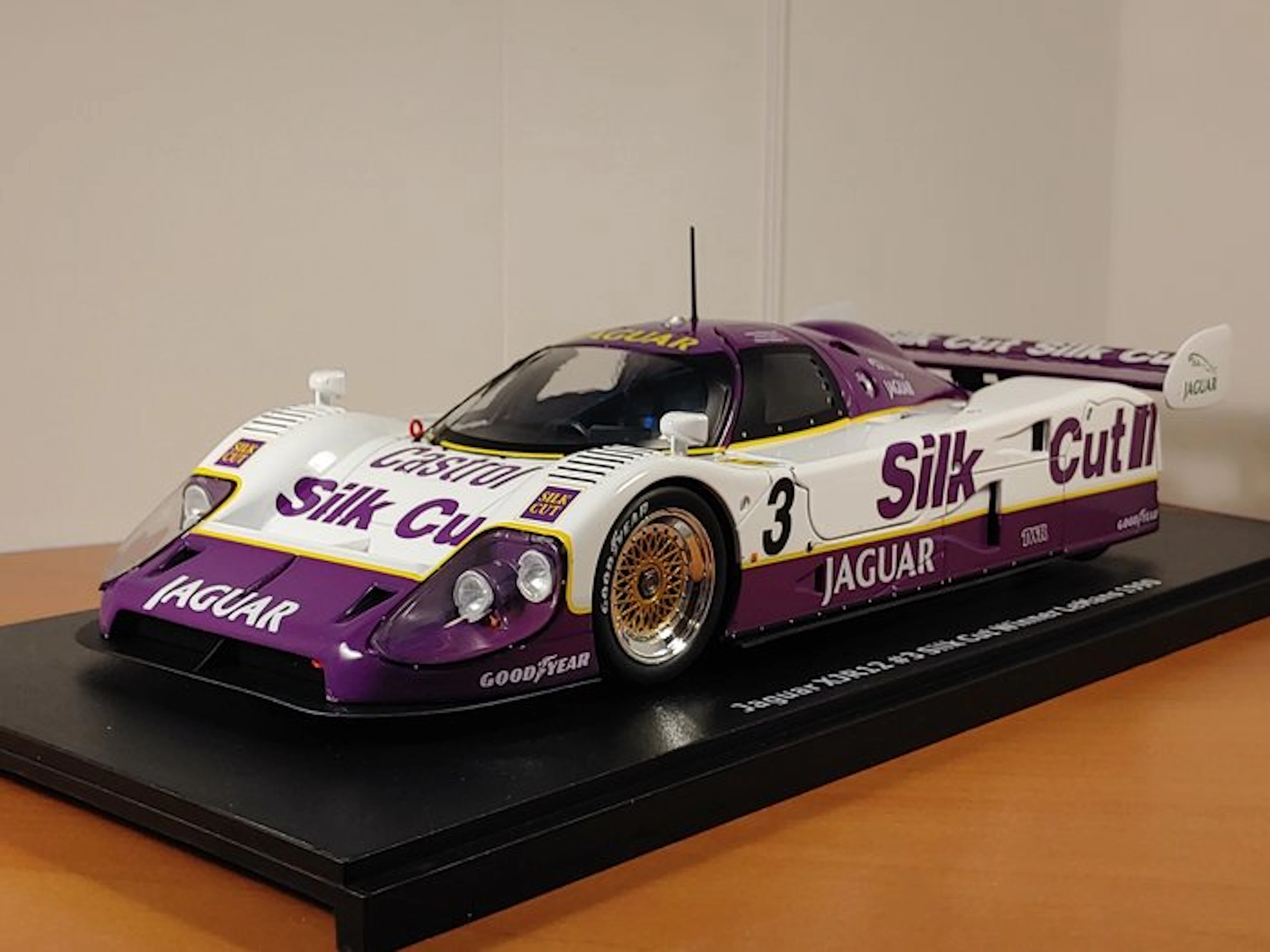 CMR 1:18 - Model race car - Jaguar XJR12 #3 Silk Cut - Winner Le Mans 1990
