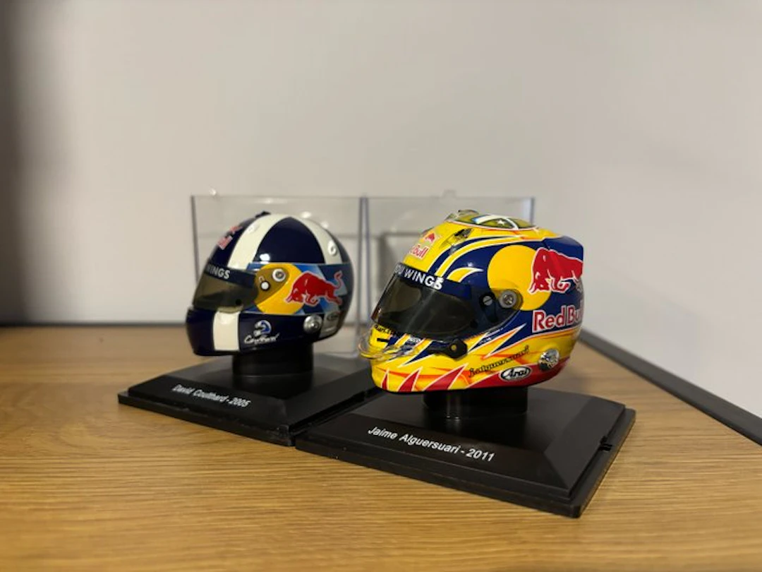 Spark 1:5 - Model race car (2) - David Coulthard 2005 - Jaime Alguersuari 2011