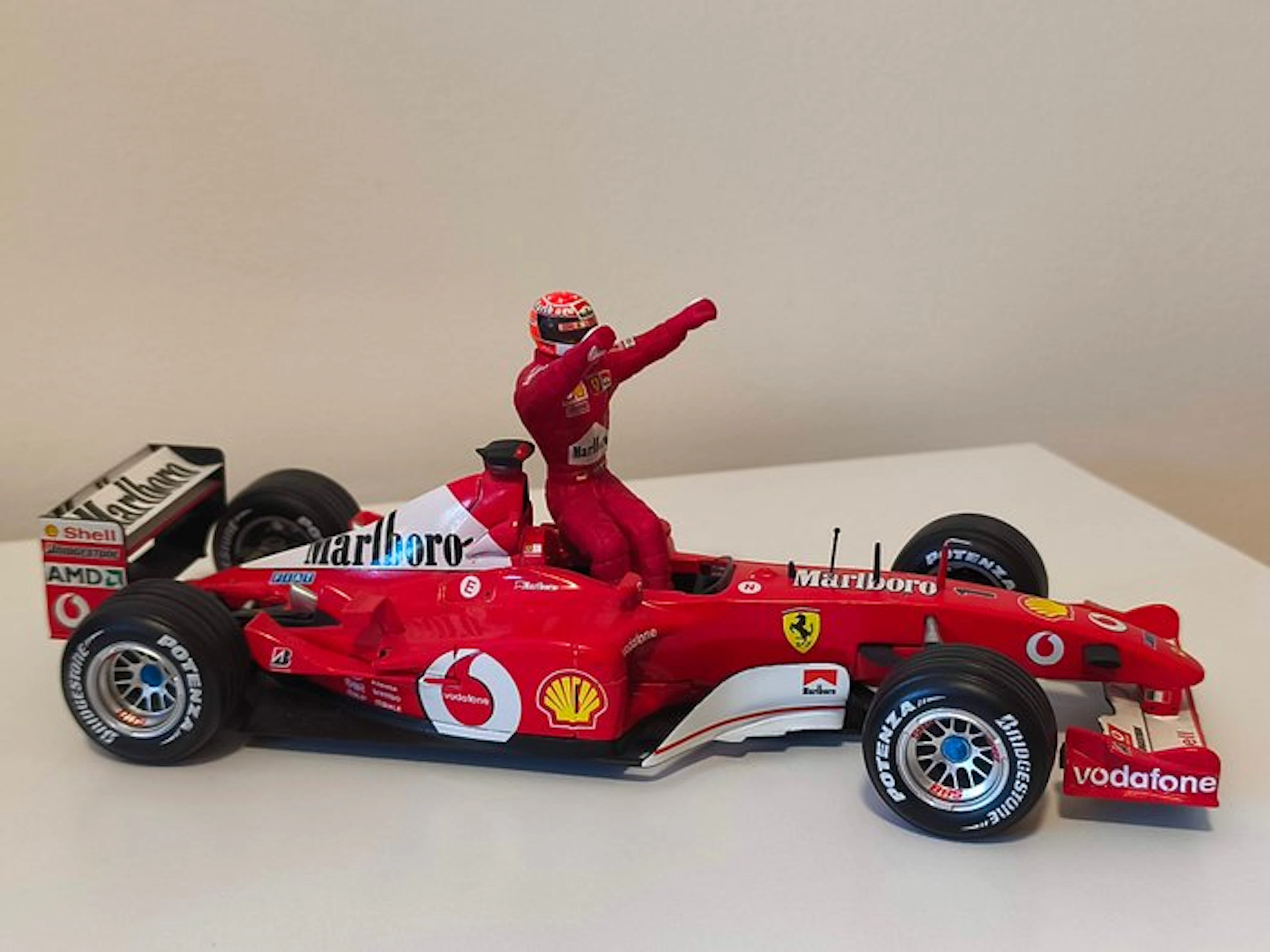 Hot Wheels 1:18 - Model car - Ferrari F2002