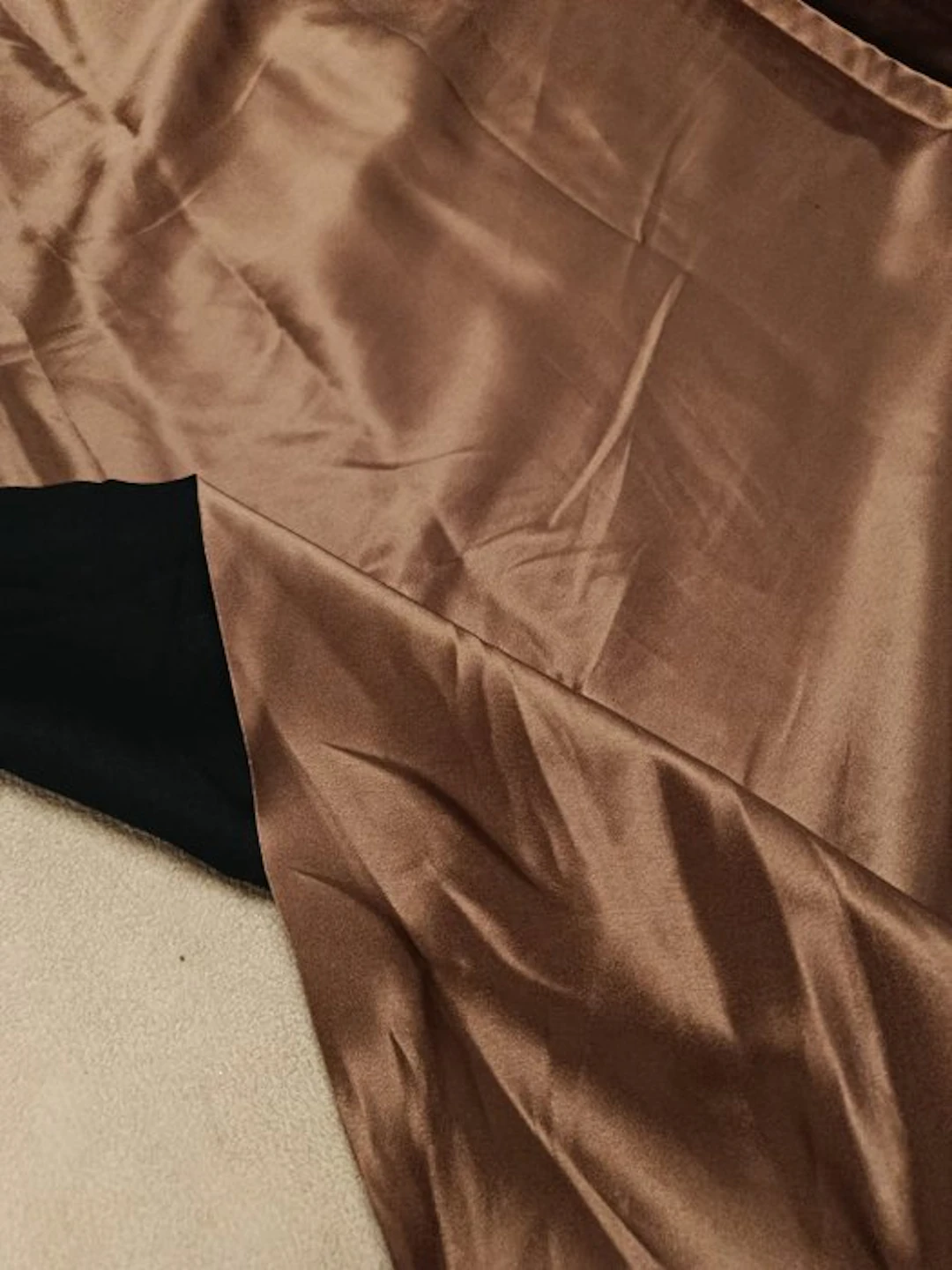 Lussuoso tessuto lucido accoppiato by Luxury Living Group...