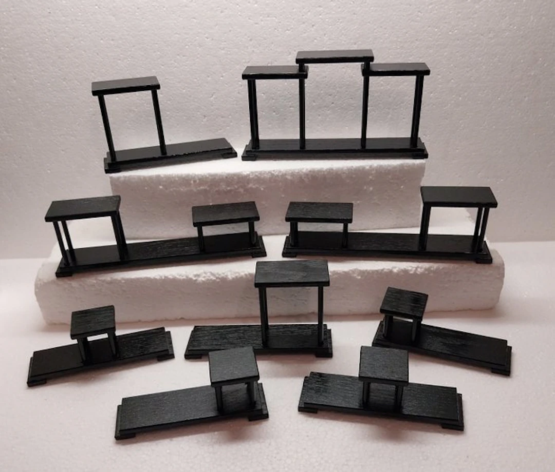 Stand - 9 small wooden displays, stands