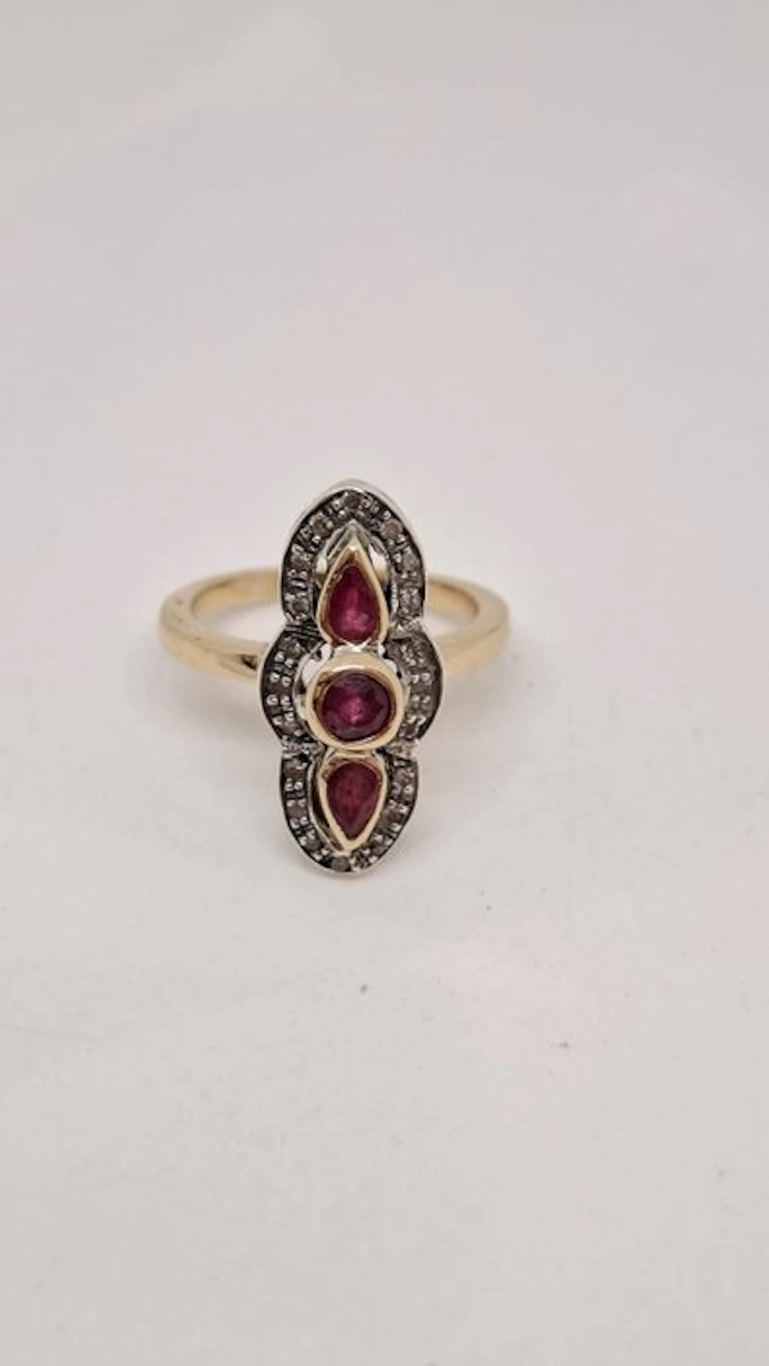 Ring - 12 kt. Yellow gold Ruby - Diamond