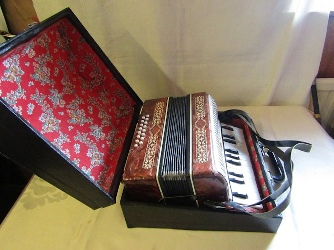Cerlino - 32 bass - - Piano accordion - Russia - 1980 (No reserve price)