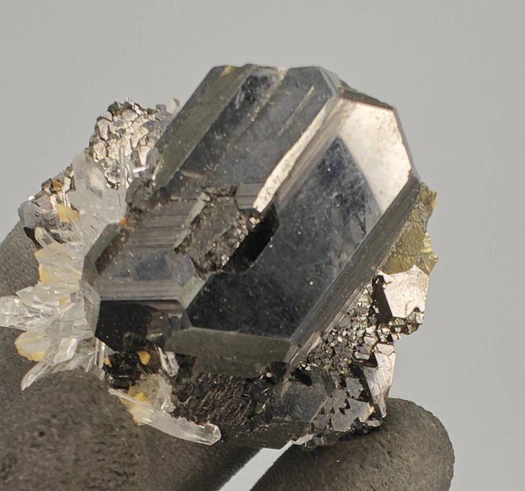 Sphalerite Crystals on matrix - Height: 6 cm - Width: 4 cm- 81 g