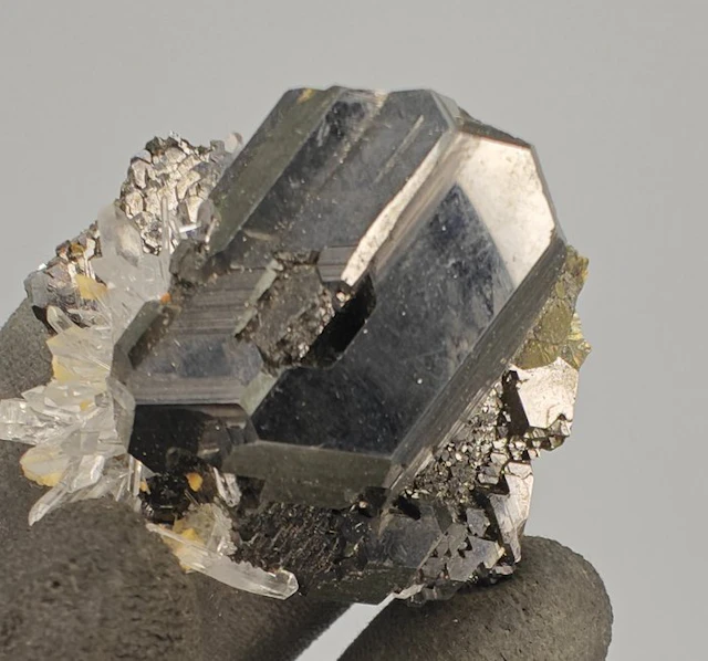 Sphalerite Crystals on matrix - Height: 6 cm - Width: 4 cm- 81 g