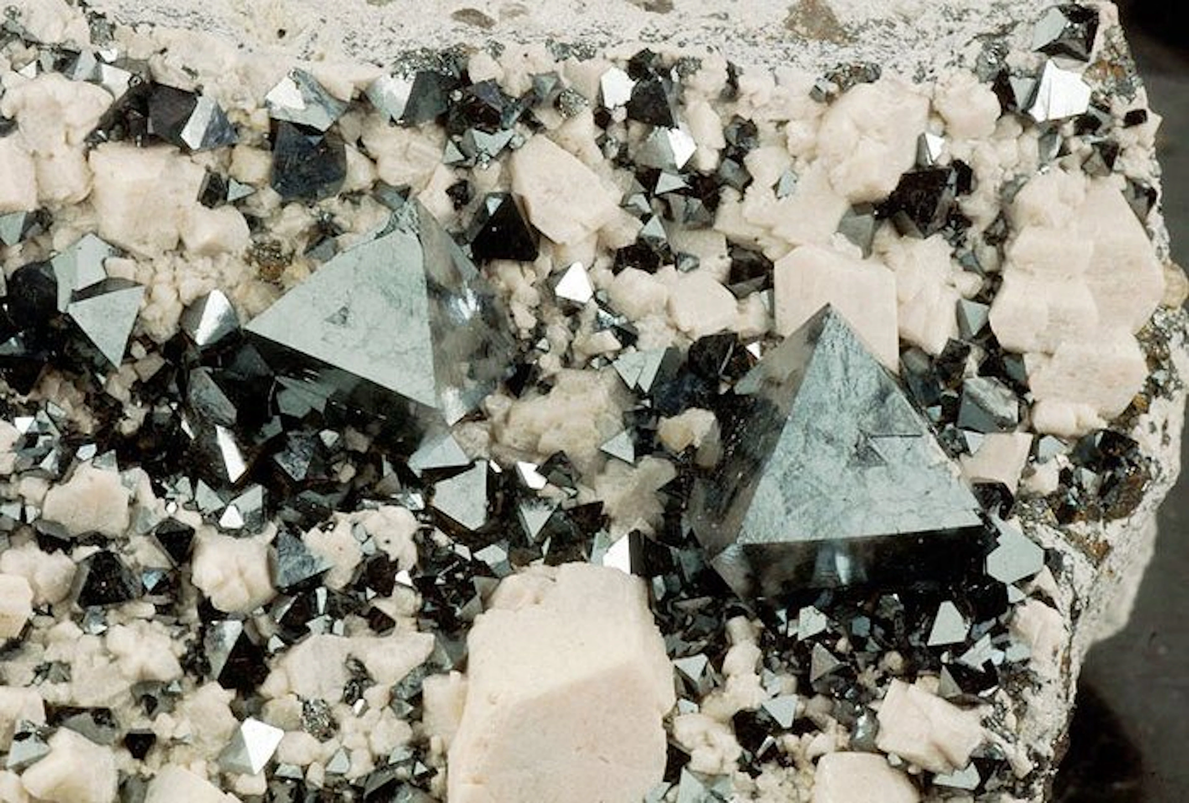 Magnetite Crystals on matrix - Height: 60 mm - Width: 60 mm- 142 g - (1)