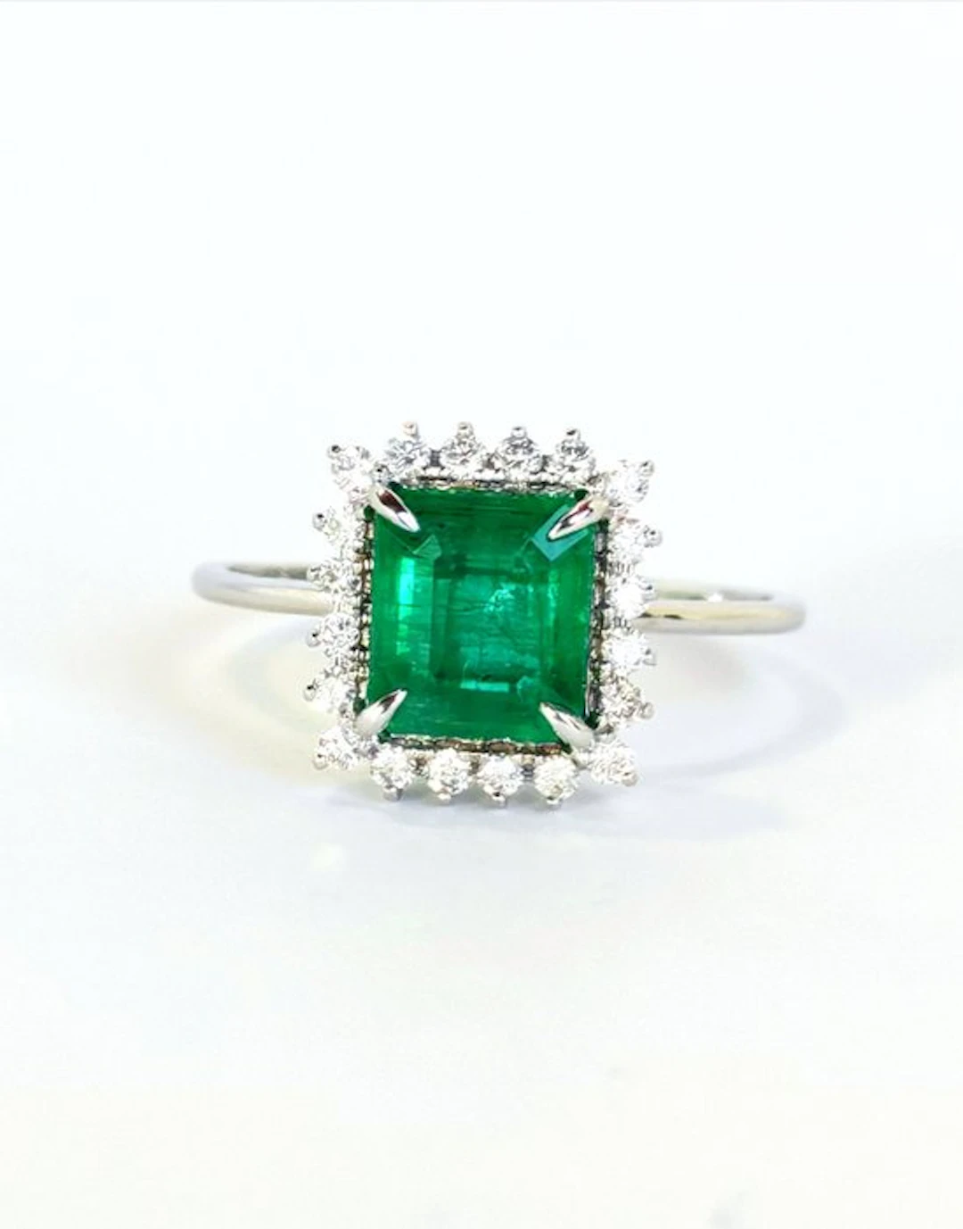 Ring - 18 kt. White gold - 2.80ct. tw. Emerald - Diamond