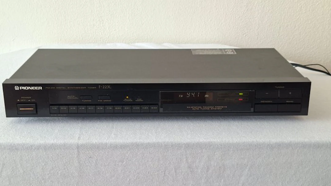 Pioneer - F-223L Quartz-PLL Digital Synthesizer Tuner