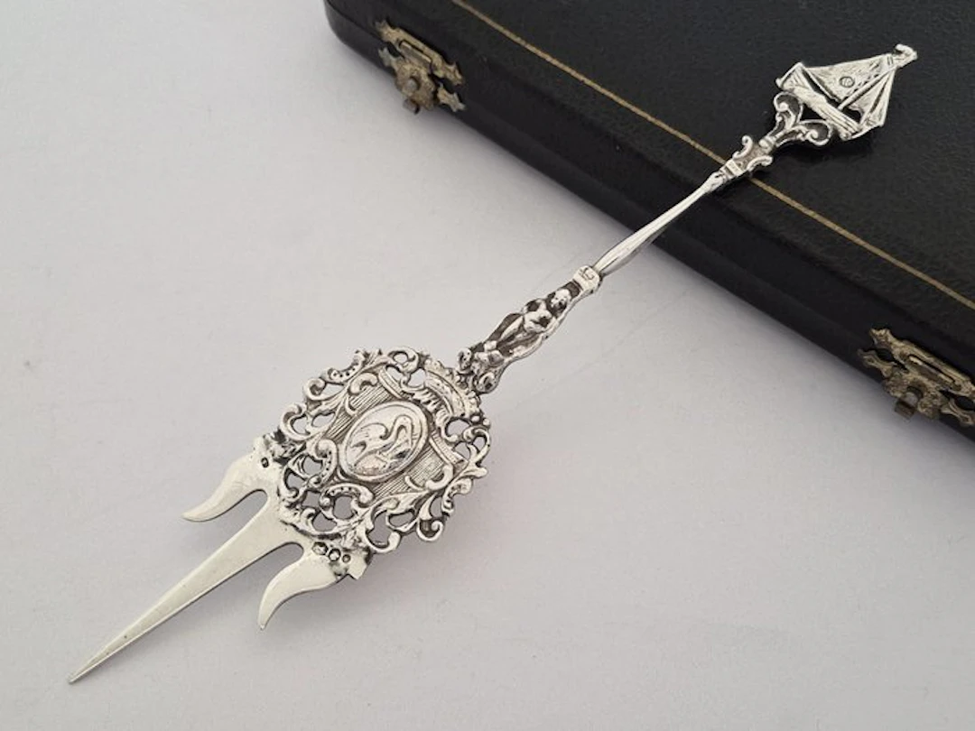 Cake fork - Silver cake fork with the coat of arms of The...