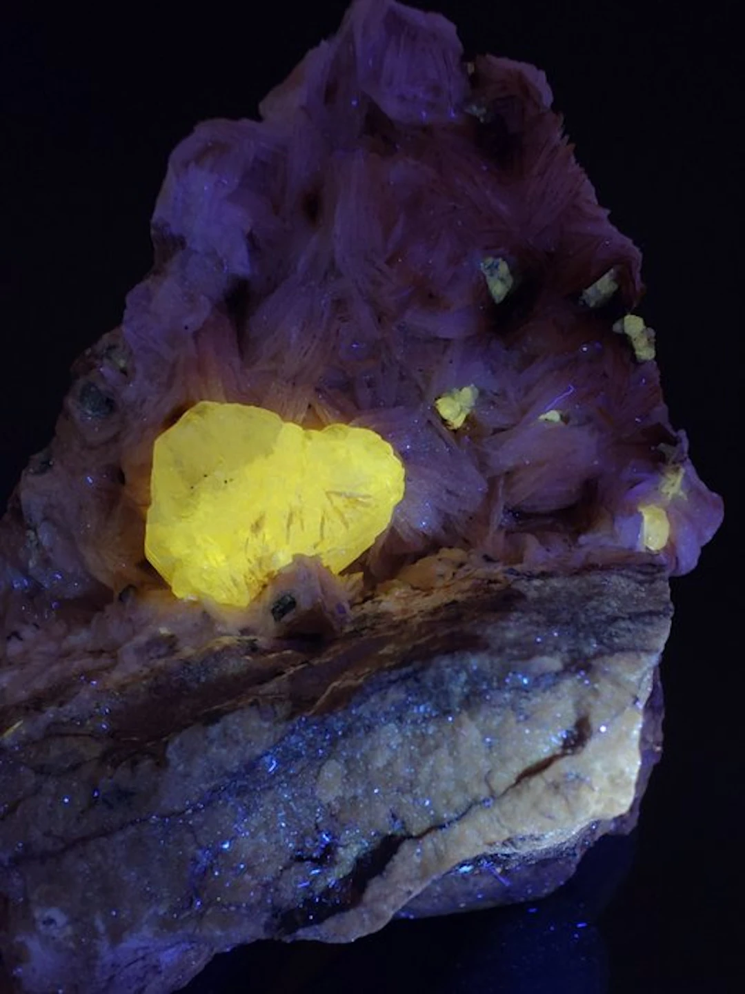 Cerussite on pink Barite crystal up to 2 cm Fluorescent...