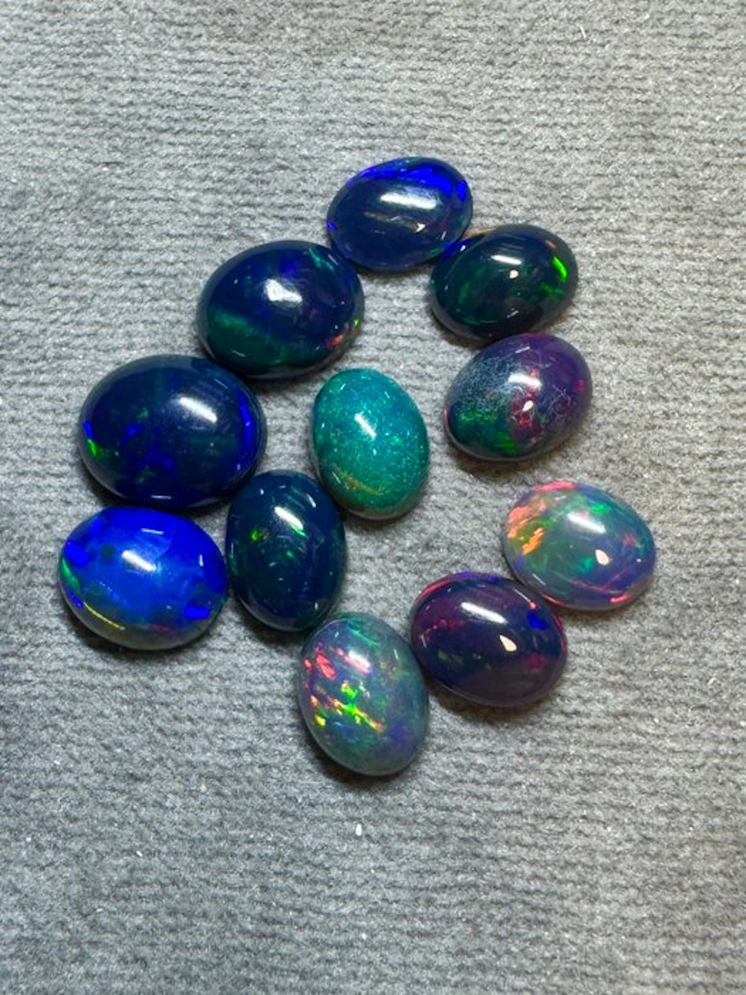 Set of 11 Ethiopian black opal cabochons - 9.95 ct Cabochons- 1.99 g - (11)