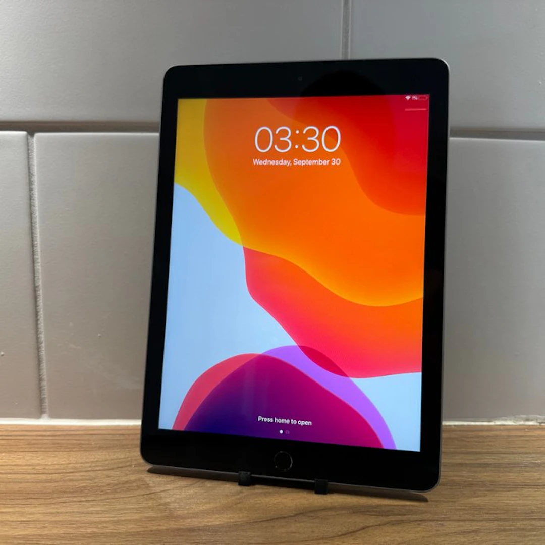 Apple iPad (5th Generation) 128GB Wifi - Mobile phone