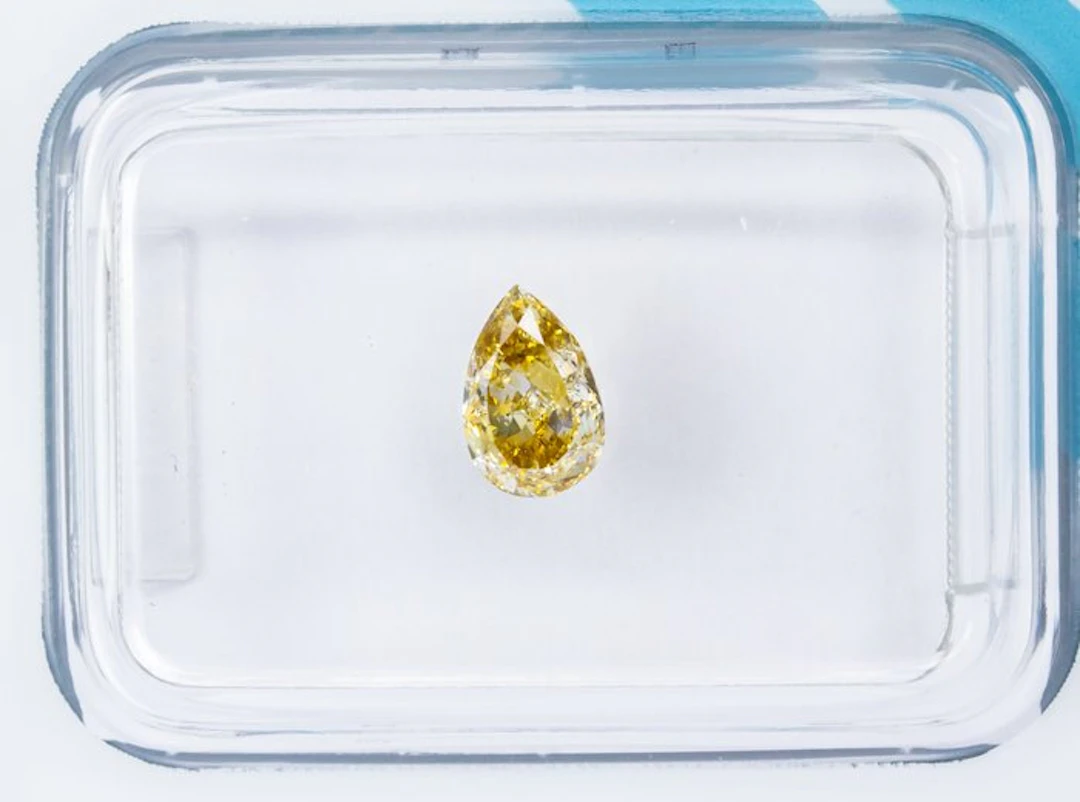 No reserve price - 1 pcs Diamond (Natural coloured)...